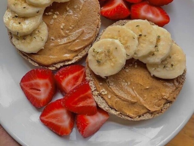 Biscoito com pasta de amendoim e frutas