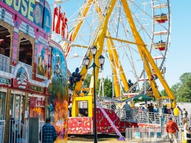 Parque de diversões (lá vocês vão brincar muito! Vão se divertir e comer)