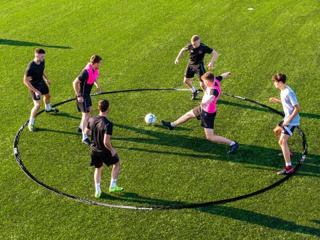 Faz uma jogada ensaiada com seu companheiro de equipe até chegar perto do gol e chutar