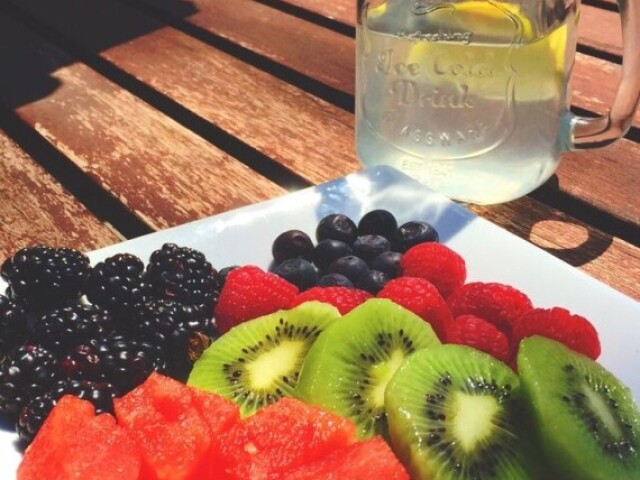 Frutas frescas e agua natural💦🍏🍇🍒