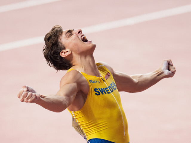 Armand Duplantis (é um atleta sueco-americano, campeão olímpico, mundial e recordista mundial do salto com vara).