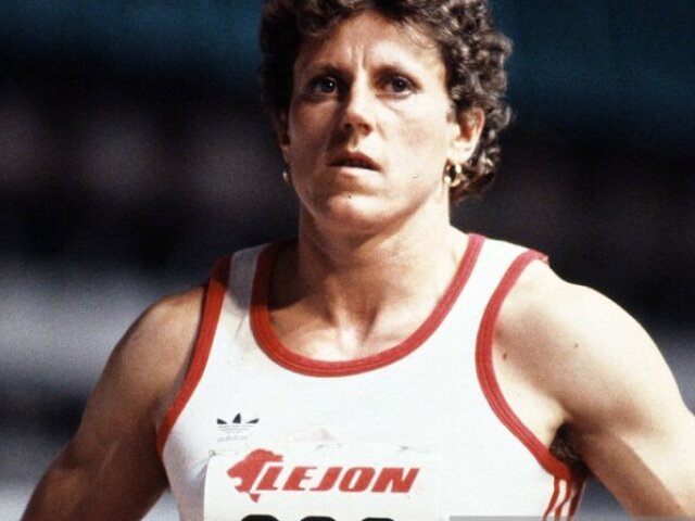 o recorde mundial mais antigo do atletismo em pista é o dos 800m feminino, estabelecido por Jarmila Kratochvilova em 1983 Kratochvílová quebrou o recorde mundial dos 800 m com o tempo de 1m53s28. No Campeonato Mundial logo depois, ela estabeleceu um recorde mundial de 47,99 segundos para vencer os 400 m.