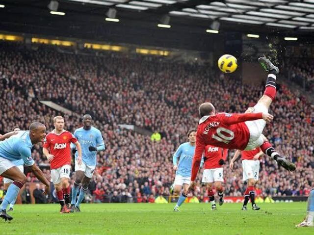 Faz gol de bike