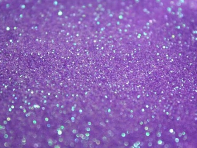 Roxo.