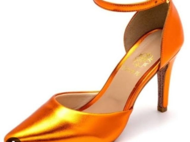 Sapato de salto alto laranja brilhante