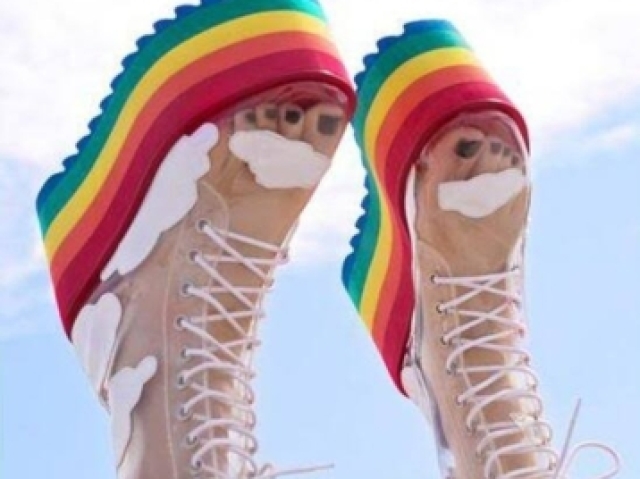Sapato com bota transparente de nuvem e arco-íris