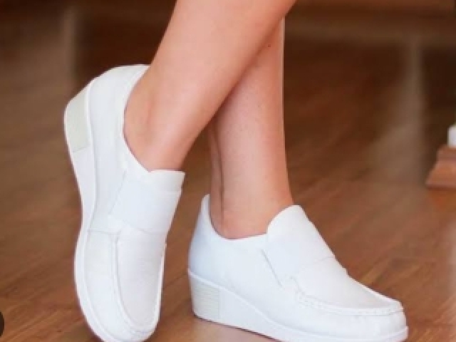 Sapato branco clássico de enfermeira