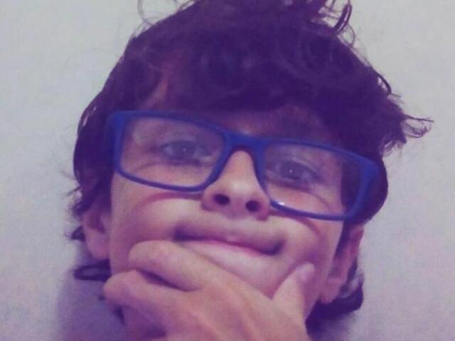 Quando eu tinha uns 13 ou 14 anos eu sempre colocava um short sem cueca quando as amigas da minha irmã mais velha vinham em casa. Então eu ia pro sofá e ficava com a perna levantada, só pra elas conseguirem ver meu pau duro
Eu ficava espiando com a visão lateral se elas estavam olhando, e uma delas a cada 10 segundos dava uma olhada, e a cada olhar eu só ficava mais excitado.
Essa era uma mestiça até que jeitosa, bem amiga da minha irmã e ficava em casa até tarde. Uma vez, estávamos assistindo um filme todos juntos debaixo da coberta Óbvio que eu tava sem nada debaixo do short né, então eu me posicionei de tal modo a encostar meu piru nas costas dela. Então eu comecei a pensar nas coisas mais sexys que um garoto dessa idade poderia pensar e eu fui ficando cada vez mais duro e meu pau foi subindo nas costas dela. Aí ela se afastou. Caramba, não tinha subido nem 1cm. Eu me aproximei de novo e ela se mexeu de novo. Desencanei e fui ver o filme. Depois de uns 15 minutos ela virou seu corpo em direção ao meu e acidentalmente" esbarrou sua mão no meu pau. Depois de um minuto ela fez isso de novo. Na terceira vez, eu peguei a mão dela e coloquei dentro do short.Ela encostou, começou a me masturbar, mas depois de uns 30 segundos,ela tirou a mão rápido e levantou da cama quase me descobrindo.Falou pra minha irmã que ia ao banheiro, e deu uma piscadinha pra mim quando ela não tava vendo.
É agora ou nunca" eu pensei, mas tinha que saber como lidar com ela. Perguntei pra minha irmã qual era o nome dela. Era Samara, tinha 14 anos (teria se estivesse viva) morreu aos 13 em Cascavel-PR. Ela andava de bicicleta quando não pode desviar de um arame farpado. O pior foi que o dono do lote não quis ajudar e riu bastante. Após ela agonizar por 2 horas enroscada no arame, ela faleceu. Através dessa mensagem eu peço que façam com que ela possa descansar em paz. Repasse essa mensagem para 20 pessoas ou algo horrível irá te acontecer