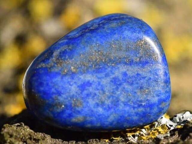 Lápis lazuli é uma pedra que contribui para a clareza mental, induz a sabedoria, clarifica objetivos e estimula a meditação.