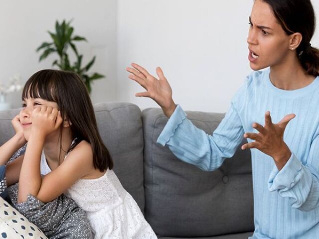 diz que nao e reeprende a filha por estar pedindo coisas fora do alcançe!