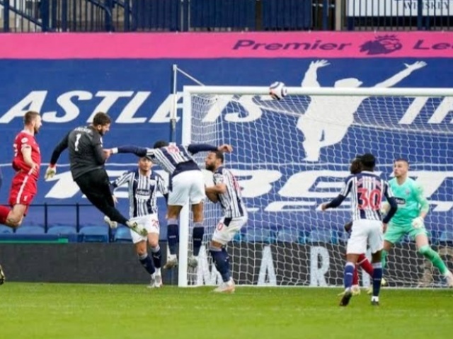 Lanço no goleiro, vai que dá milagre