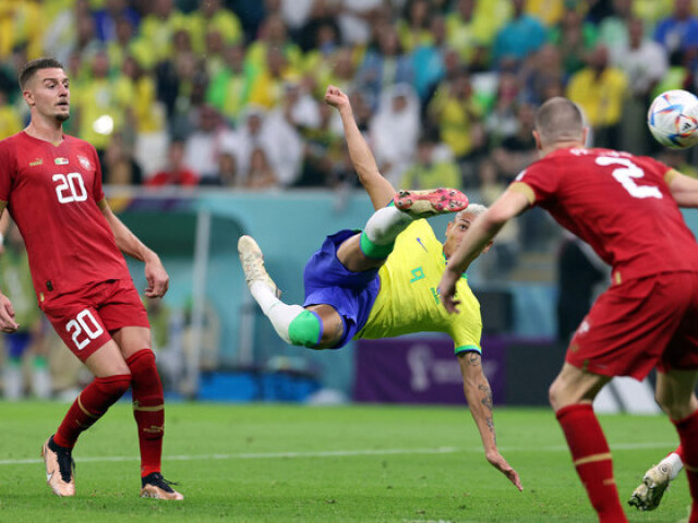 Domina a bola e puxa um voleio