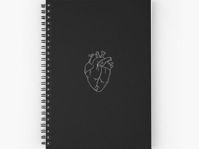 caderno preto com um coração no centro