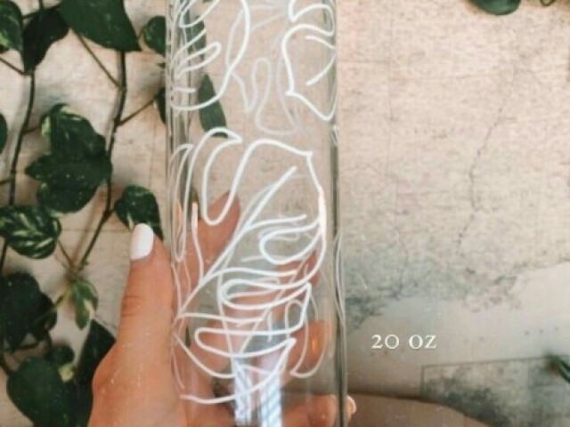 garrafa de água minimalista