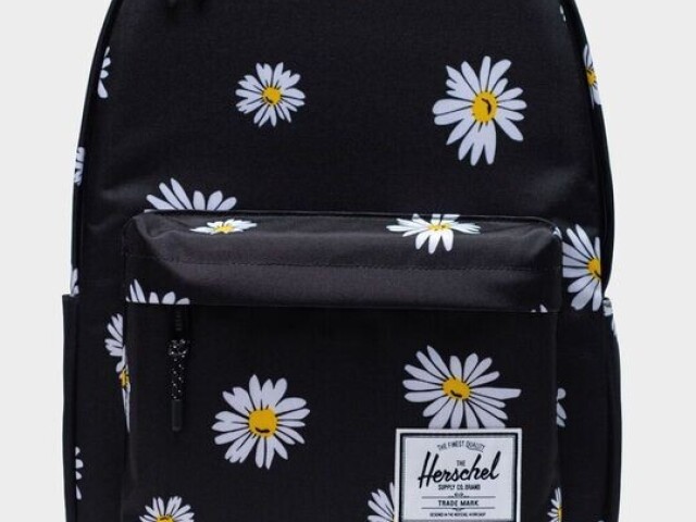 mochila preta com margaridas