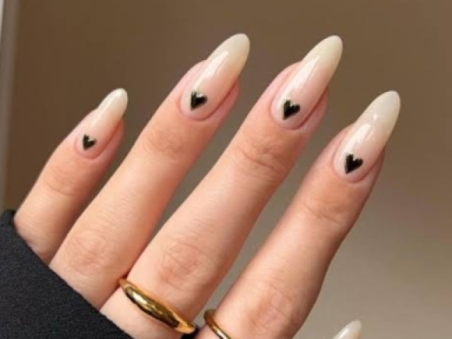 Unhas bem básica, com cores calmas
