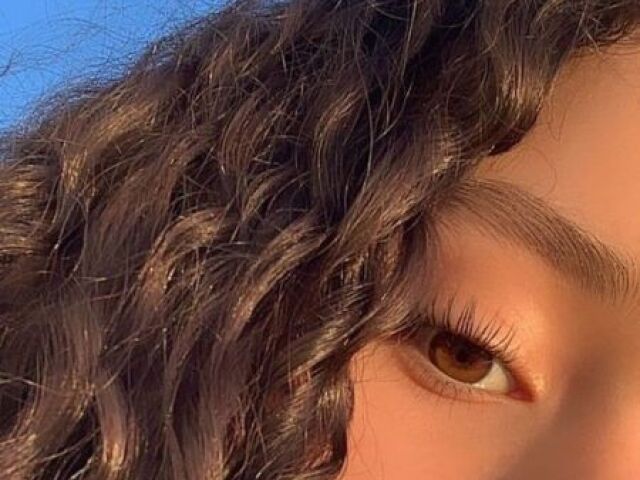 A imagem cortou que raiva ( é um menina de pele branca e cabelo cacheado lindo)