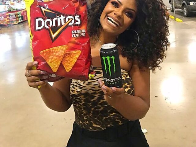 Doritos e Monster.