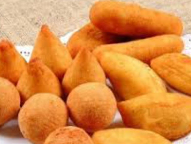 Salgados, como ...salgadinhos, coxinha, bolinha de queijo etc.