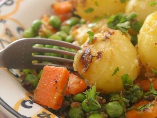 Frango com ervilha, batata e cenoura