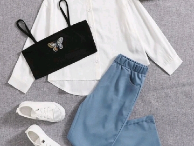 Este^_^(crooped preto calça azul ; não é jeans;e uma jacketa branca de capuz)