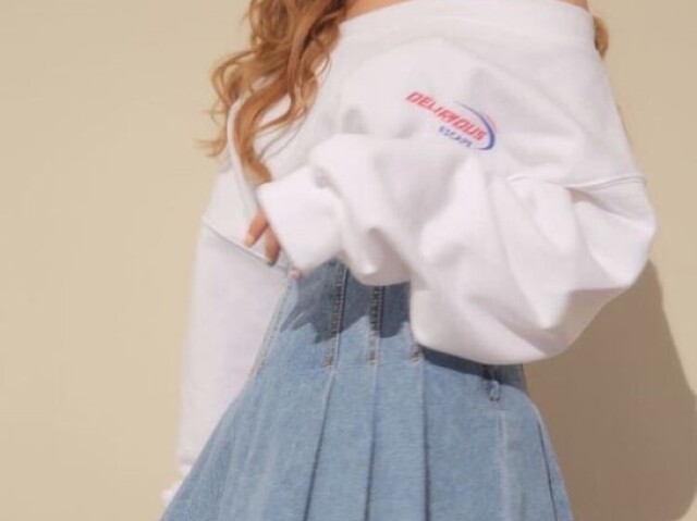 É uma mini saia jeans
(Desculpa o corte)