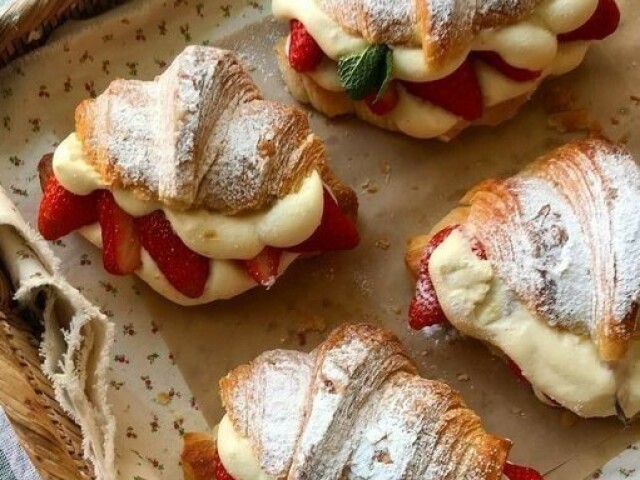 Croissant recheados de creme e morango