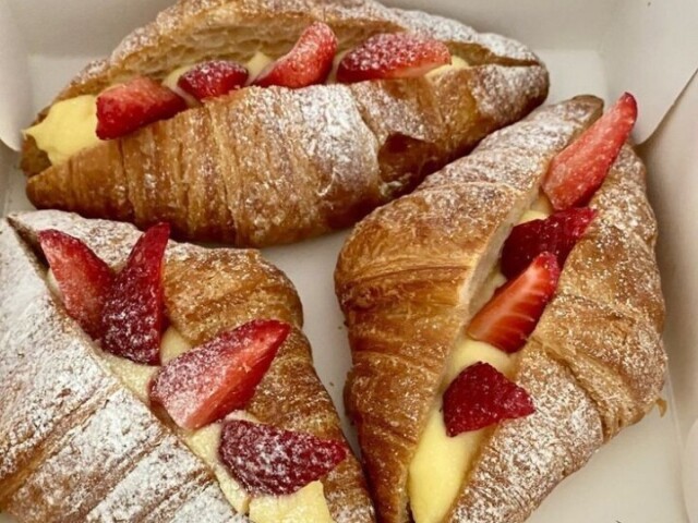 Croissant com creme e morangos