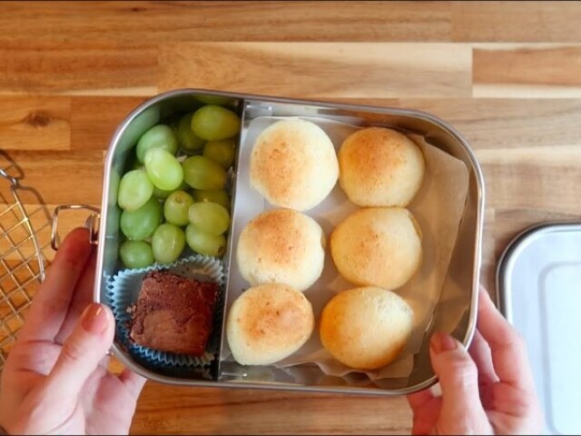 pão de queijo, uva e bolinho de chocolate