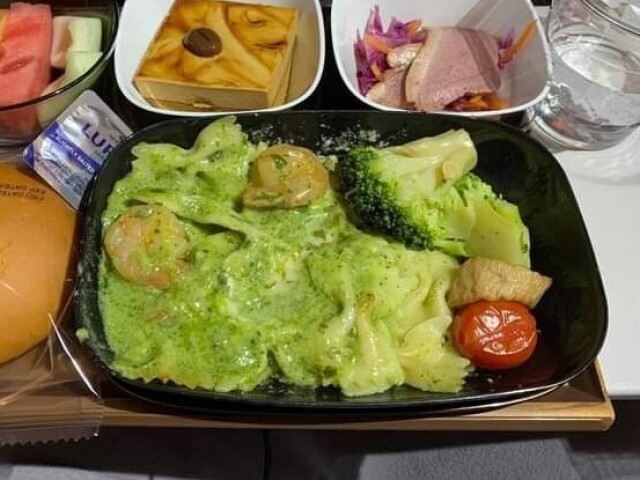 Macarrão ao molho pesto e legumes