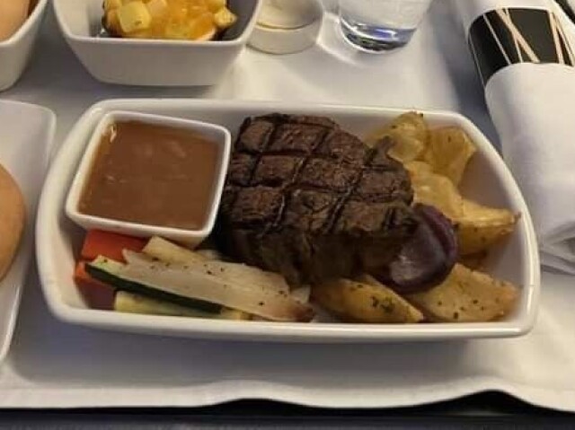 Caldo de feijão, carne assada, batatas e legumes