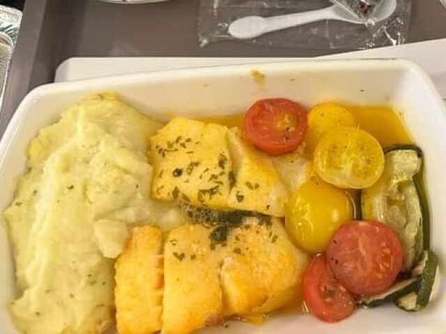 Purê de batata, bacalhau e legumes cozidos