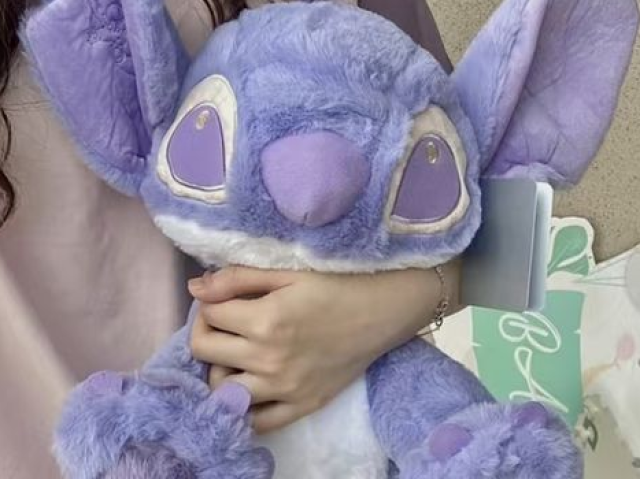 Uma pelúcia do Stitch de cor roxa. Quem não gosta de pelucia, né?