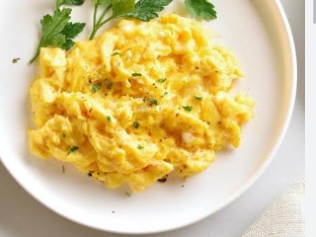 Um simples café com ovos mexidos saudåvel.