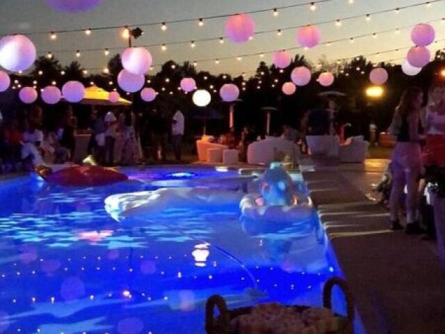 Festa na piscina a noite