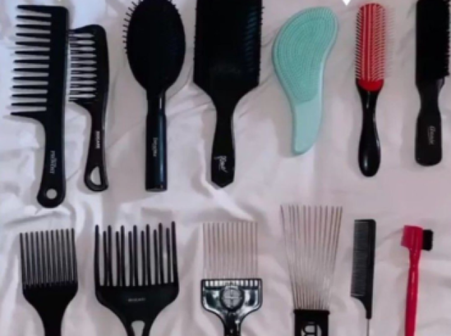 Muitasss escovas para finalização de cabelo 
(Não necessariamente essas)