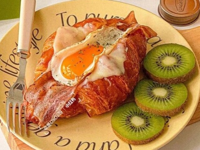 Croissant com ovo e Bacon, kiwi e chá