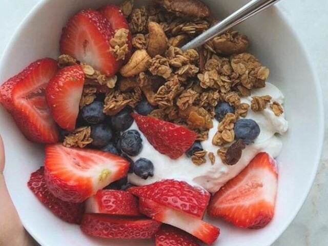 Iorgute natural com granola e frutas