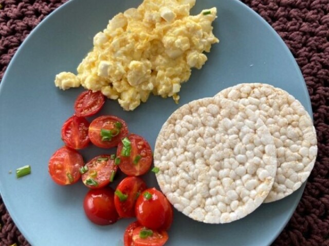 Bolachas de arroz, ovos mexidos e tomates cereja