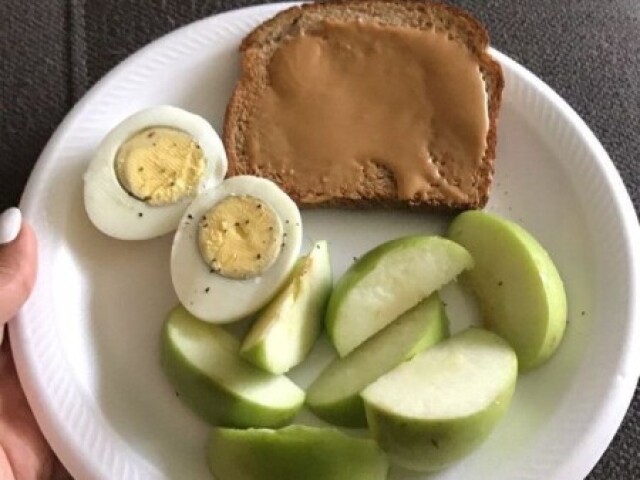 Pão com pasta de amendoim, ovos cozidos e maçã verde