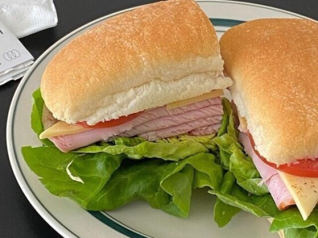 Sanduíche feito com presunto, queijo e salada