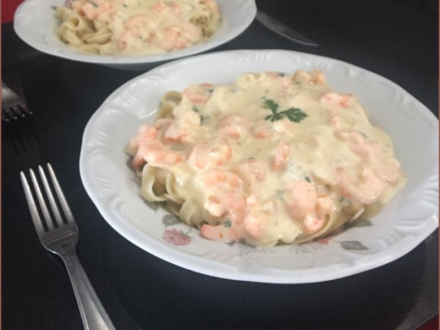 Macarrão com molho branco e com camarão