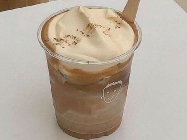 Café gelado com leite cremoso e caramelo