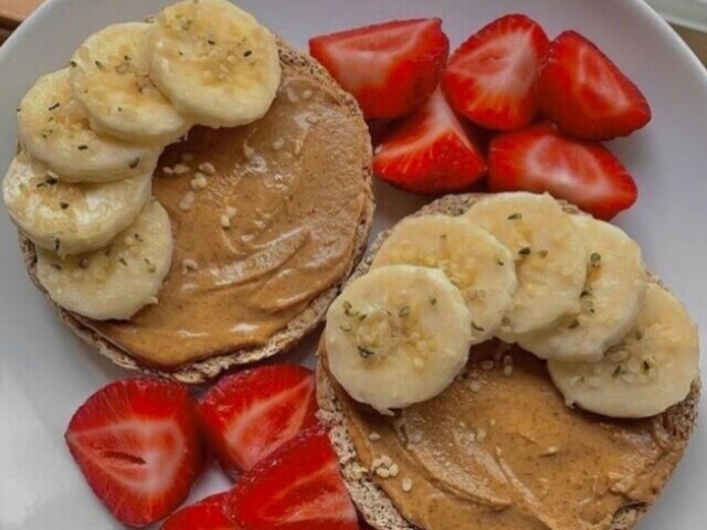 torradas integrais com pasta de amendoim e frutas