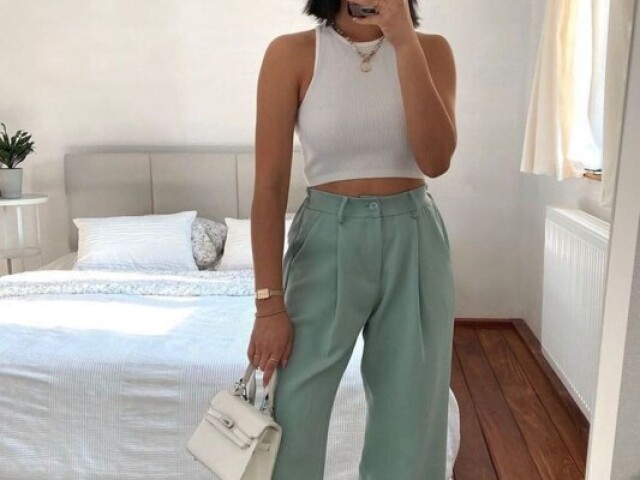 Essa calça aqui que destaca e uma blusinha simples