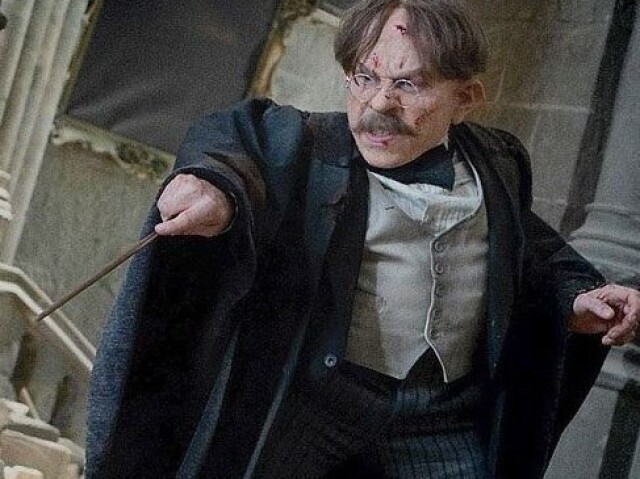 Conte a verdade ao professor Flitwick. Se seu colega está preparado para vencer colando, ele merece ser descoberto. Além disso, como vocês dois estão na mesma casa, quaisquer pontos que ele perder serão recuperados por você, por ter chegado primeiro no lugar dele.