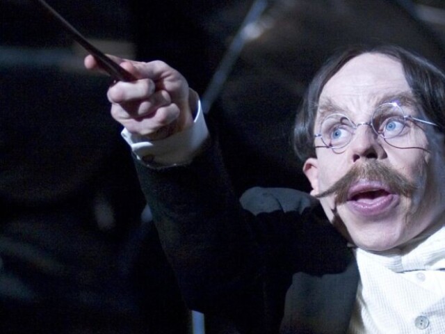 Você não esperaria que lhe pedissem para contar a verdade ao professor Flitwick. Se você soubesse que alguém estava usando uma pena proibida, você contaria ao professor antes do início do exame.