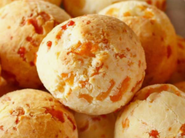 Um bom e quentinho pão de queijo saindo do forno 😋