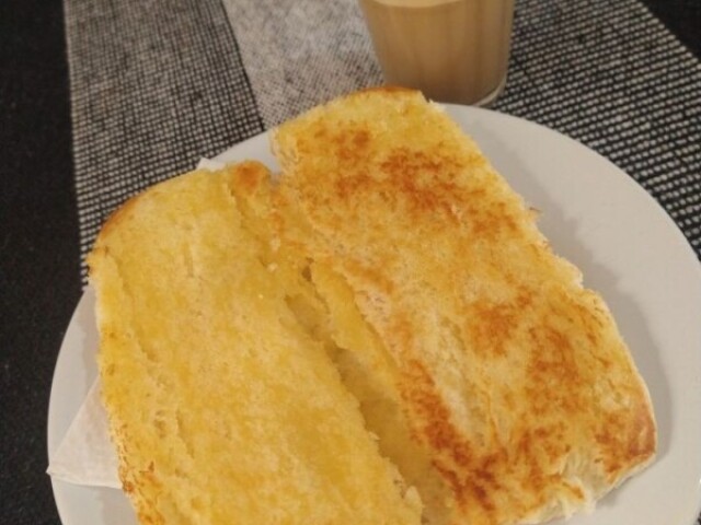 O clássico café com leite e pão assado.