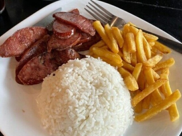 Arroz, batata frita, e carne.